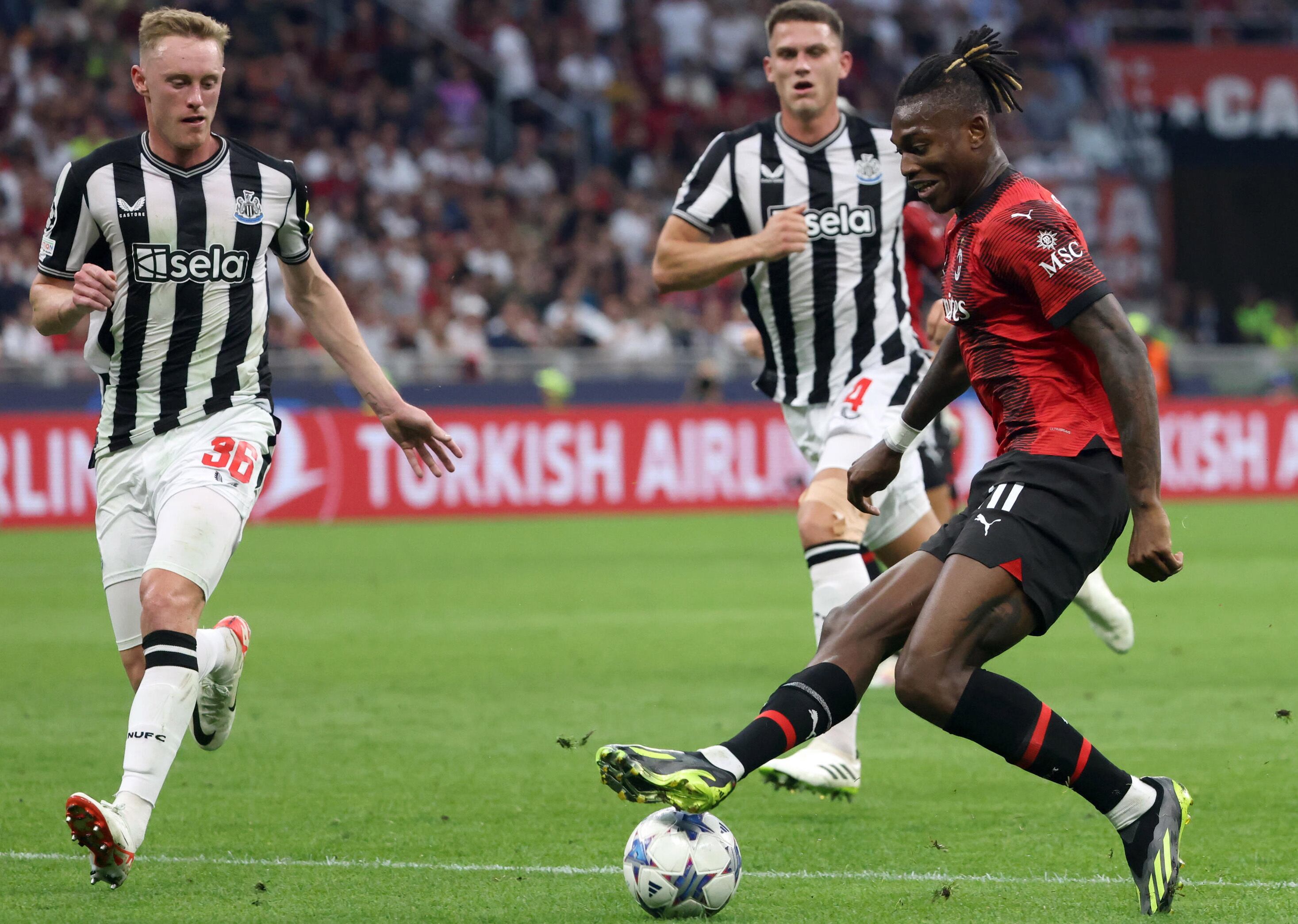 Milan (Italy), 19/09/2023.- Newcastle's Sean Longstaff (L) in action against AC Milan's Rafael Leao during the UEFA Champions League group F soccer match between AC Milan and Newcastle United, in Milan, Italy, 19 September 2023. (Liga de Campeones, Italia) EFE/EPA/MATTEO BAZZI