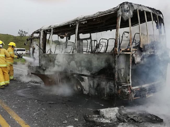 Bus de servicio público se incendió en carretera