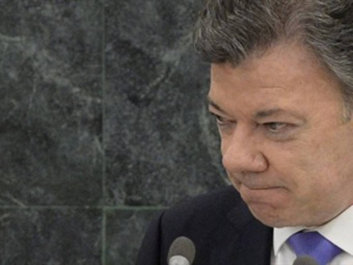 Santos defiende y explica en twitter aumento del salario mínimo