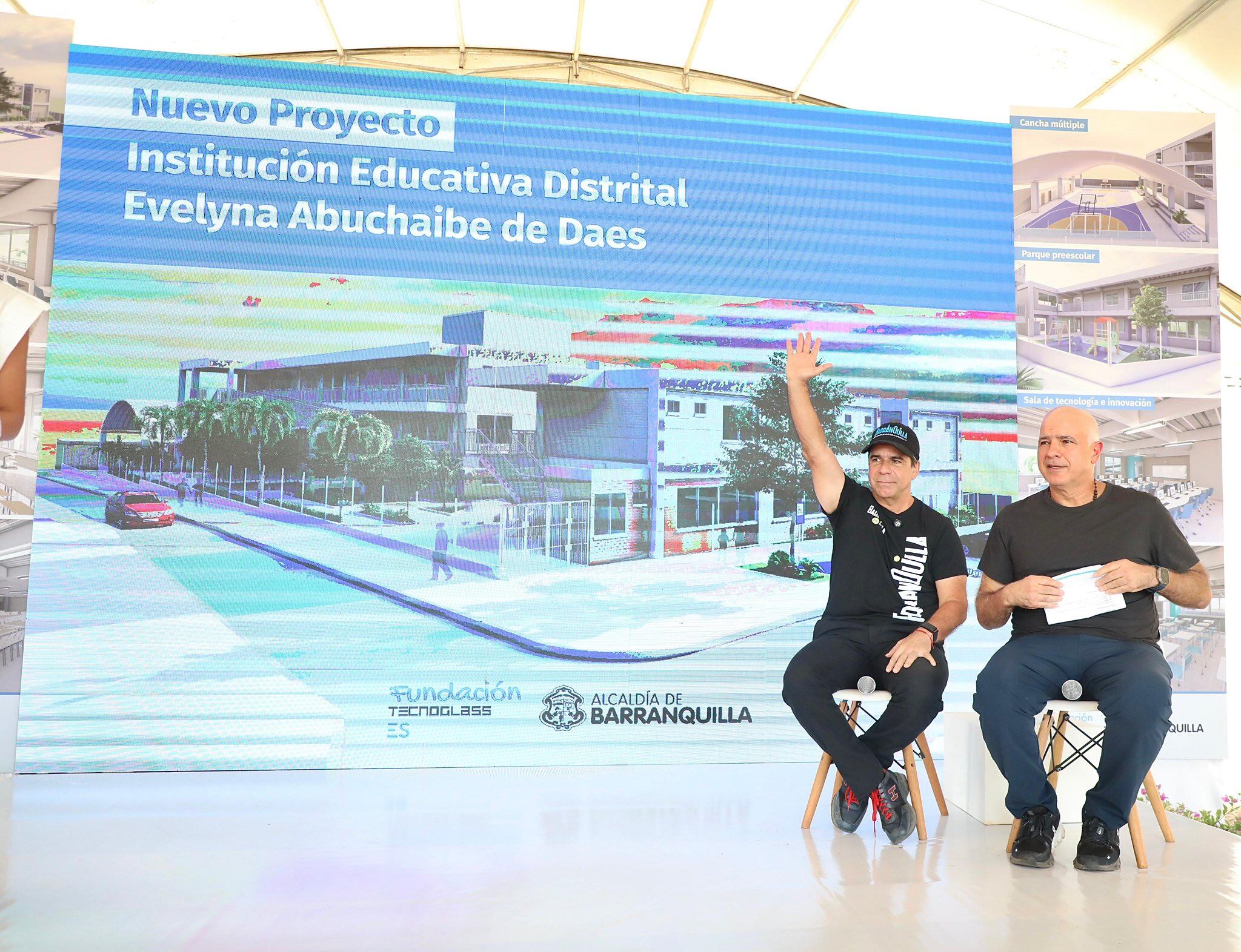 Alcalde Alejandro Char y el empresario Christian Daes en la presentación de la institución - Foto: Alcaldía de Barranquilla
