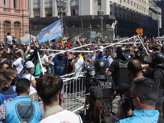 Maradona: con disturbios transcurrió su velación y funeral en Argentina