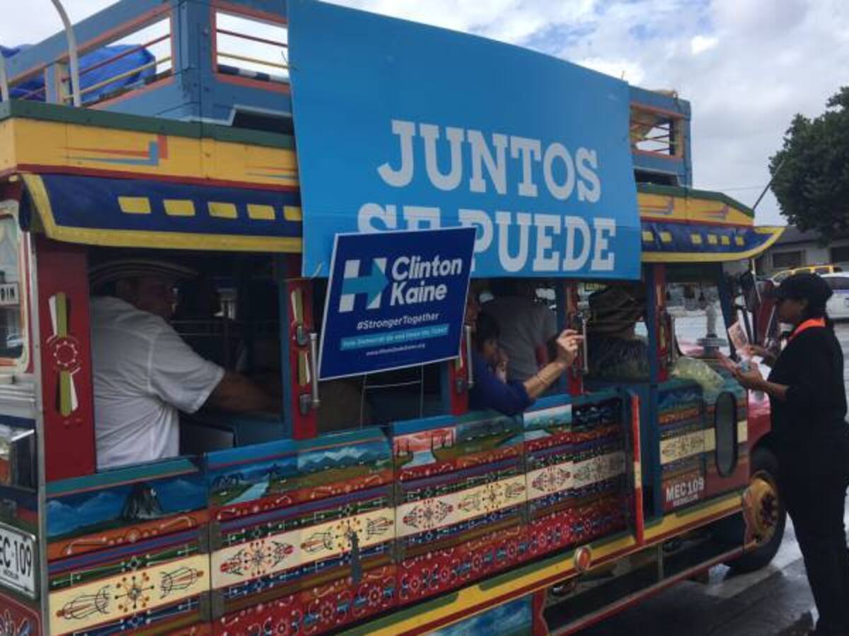 Colombianos hacen campaña en chiva a favor de Clinton