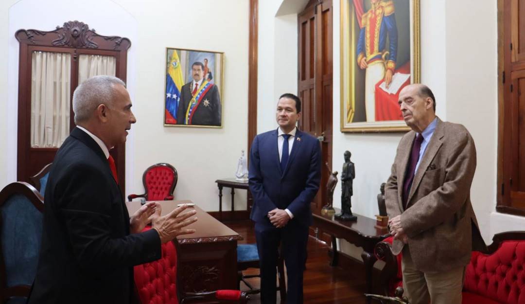El gobernador de Táchira, Freddy Bernál (izq), el canciller de Venezuela, Carlos Faria (cen) y el canciller designado para el próximo gobierno de Colombia, Álvaro Leyva (der).        Foto: Cancillería de Venezuela