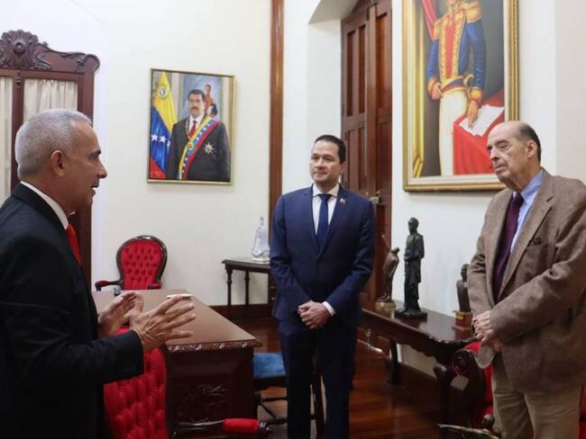 El gobernador de Táchira, Freddy Bernál (izq), el canciller de Venezuela, Carlos Faria (cen) y el canciller designado para el próximo gobierno de Colombia, Álvaro Leyva (der). Foto: Cancillería de Venezuela