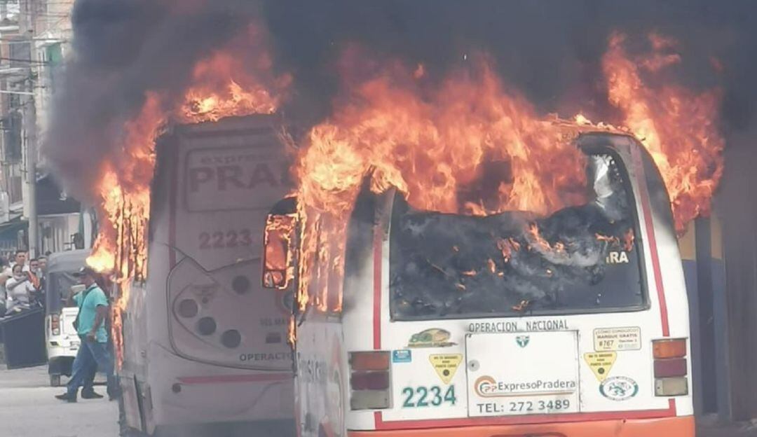 Dos buses incinerados en Florida, Valle