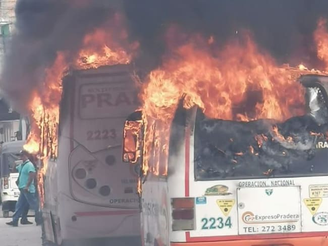 Dos buses incinerados en Florida, Valle