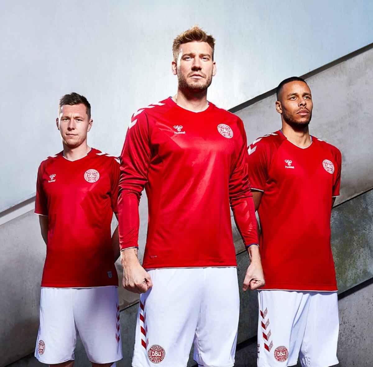 Hummel marca danesa vestirán a la selección de su país en esta edición del mundial. Una X gigante al frente en marca de agua como referencia a los uniformes de la Guardia Real Danesa.