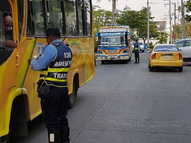 Conductores de busetas de Cartagena ponen el peligro a sus pasajeros