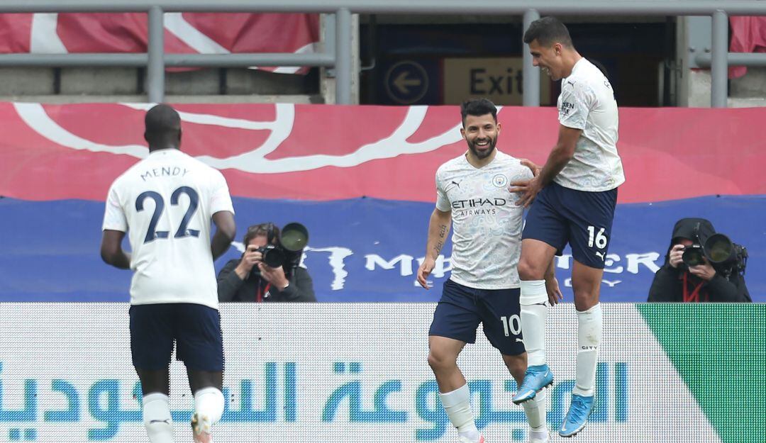 Manchester City ganó y acaricia el trofeo de la Premier League