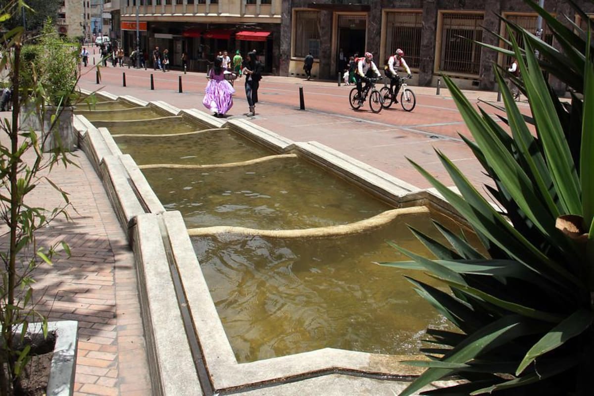 El alcalde de Bogotá, Gustavo Petro, dio inicio al servicio de préstamo gratuito de bicicletas en el marco de la peatonalización del Eje Ambiental.