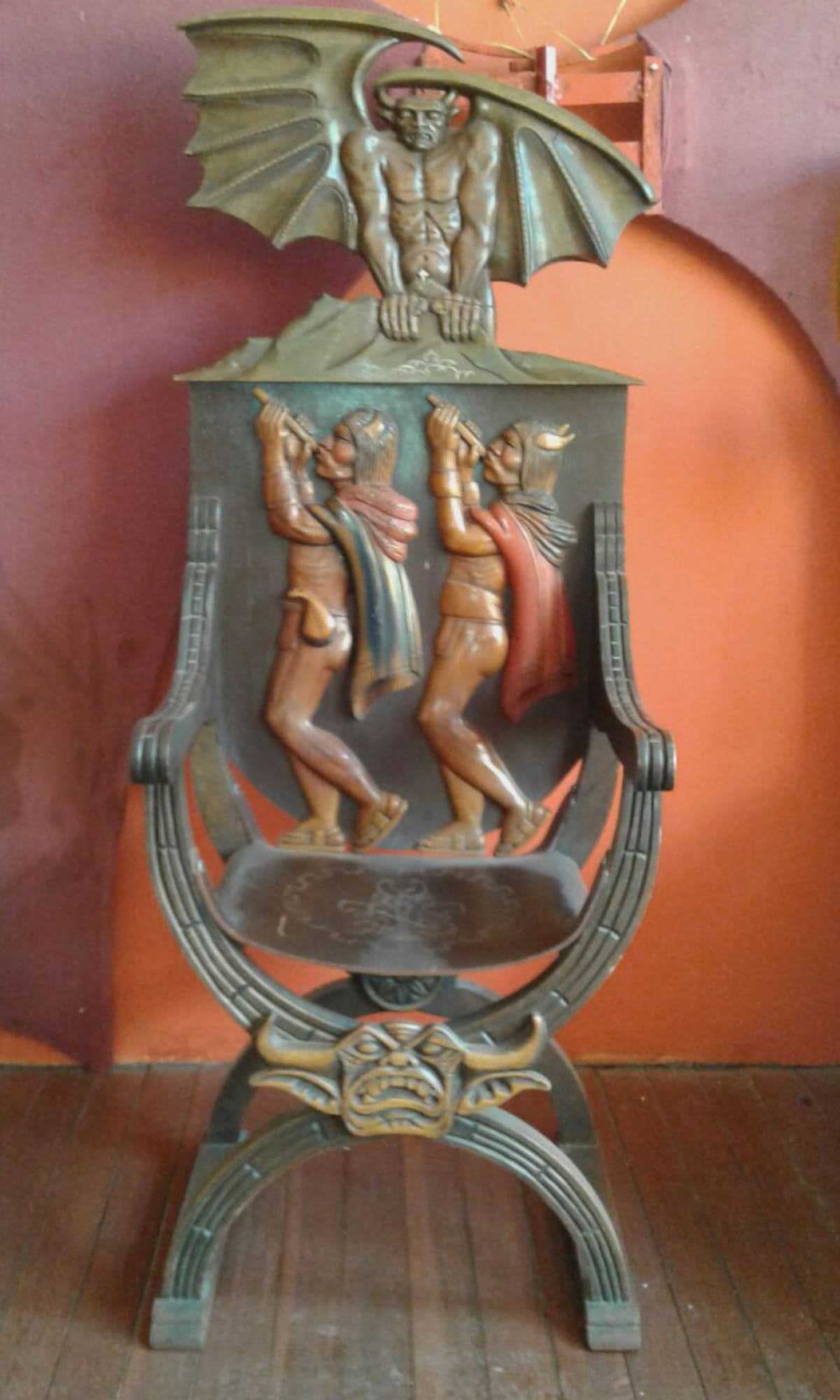 La Silla del alcalde del Carnaval de Riosucio reposa en el museo de esa festividad. En ella se sienta exclusivamente el alcalde.  