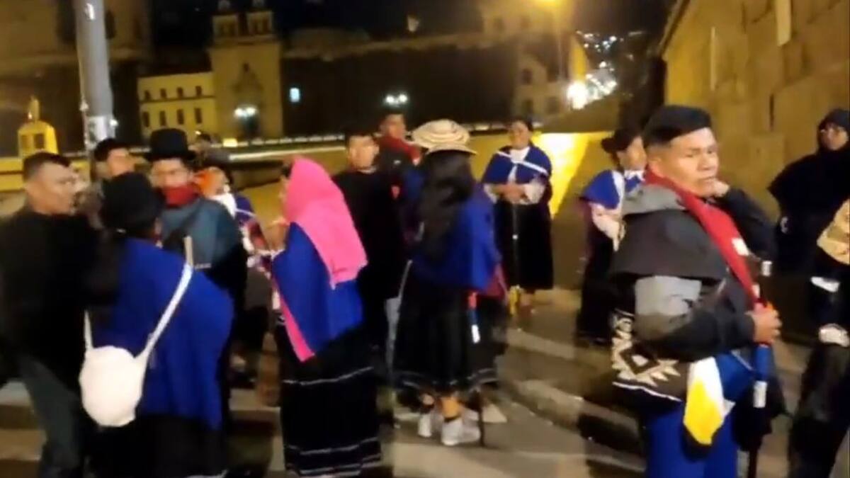 Manifestantes indígenas protestaron fuera de la Casa de Nariño