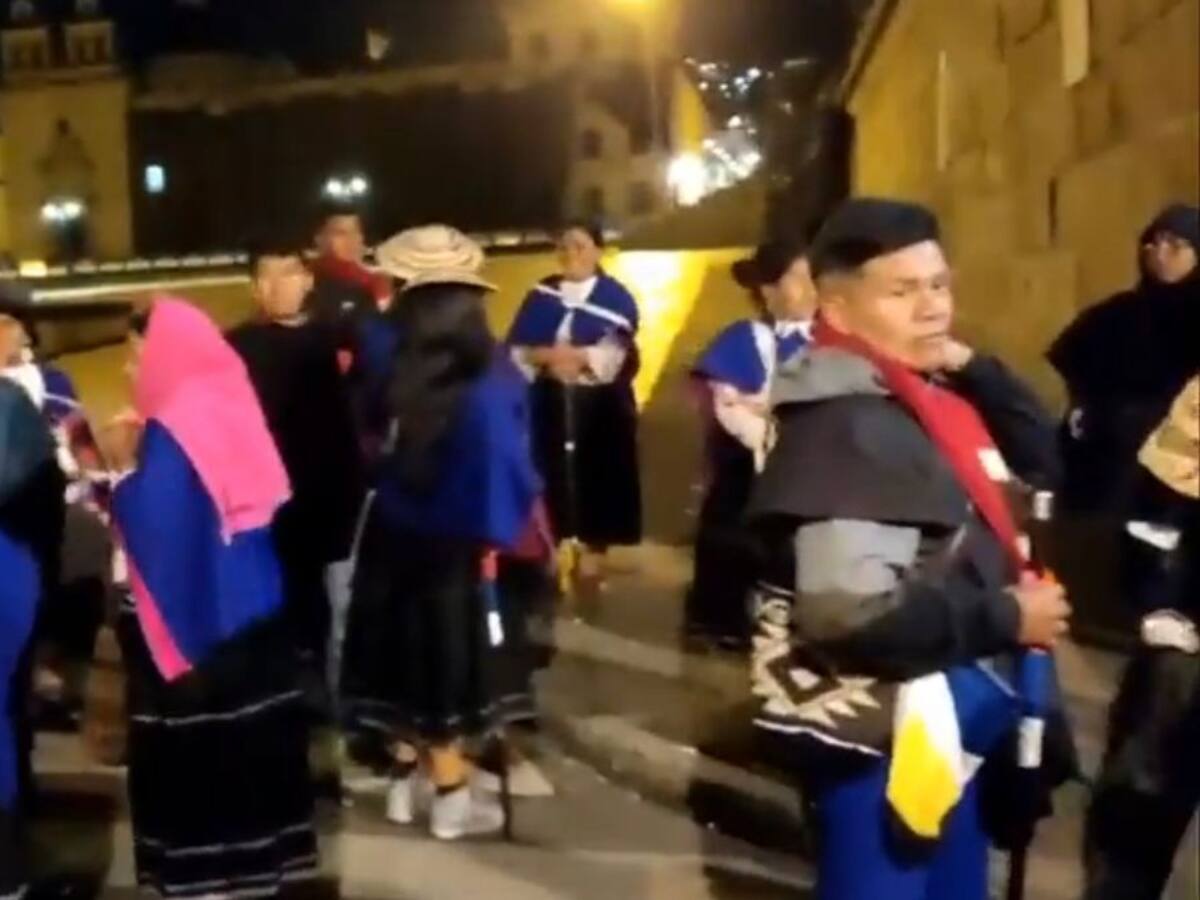 Manifestantes indígenas protestaron fuera de la Casa de Nariño