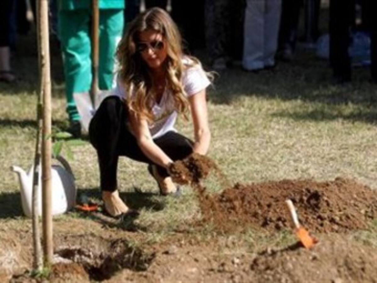 Gisele Bündchen planta un árbol para promover Día Mundial del Medio Ambiente