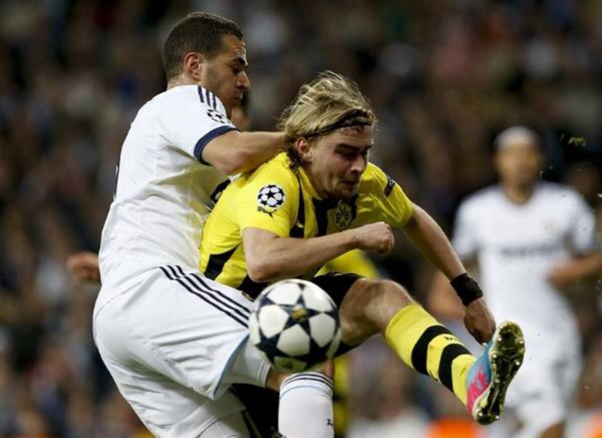 Benzema lucha el balón con Scmelzer.