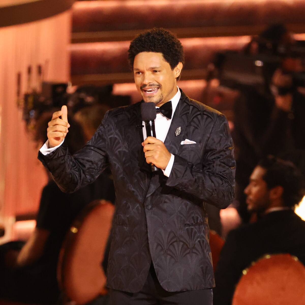 Trump amenaza con denunciar a Noah por decir que estuvo en la isla de Epstein durante los Grammy