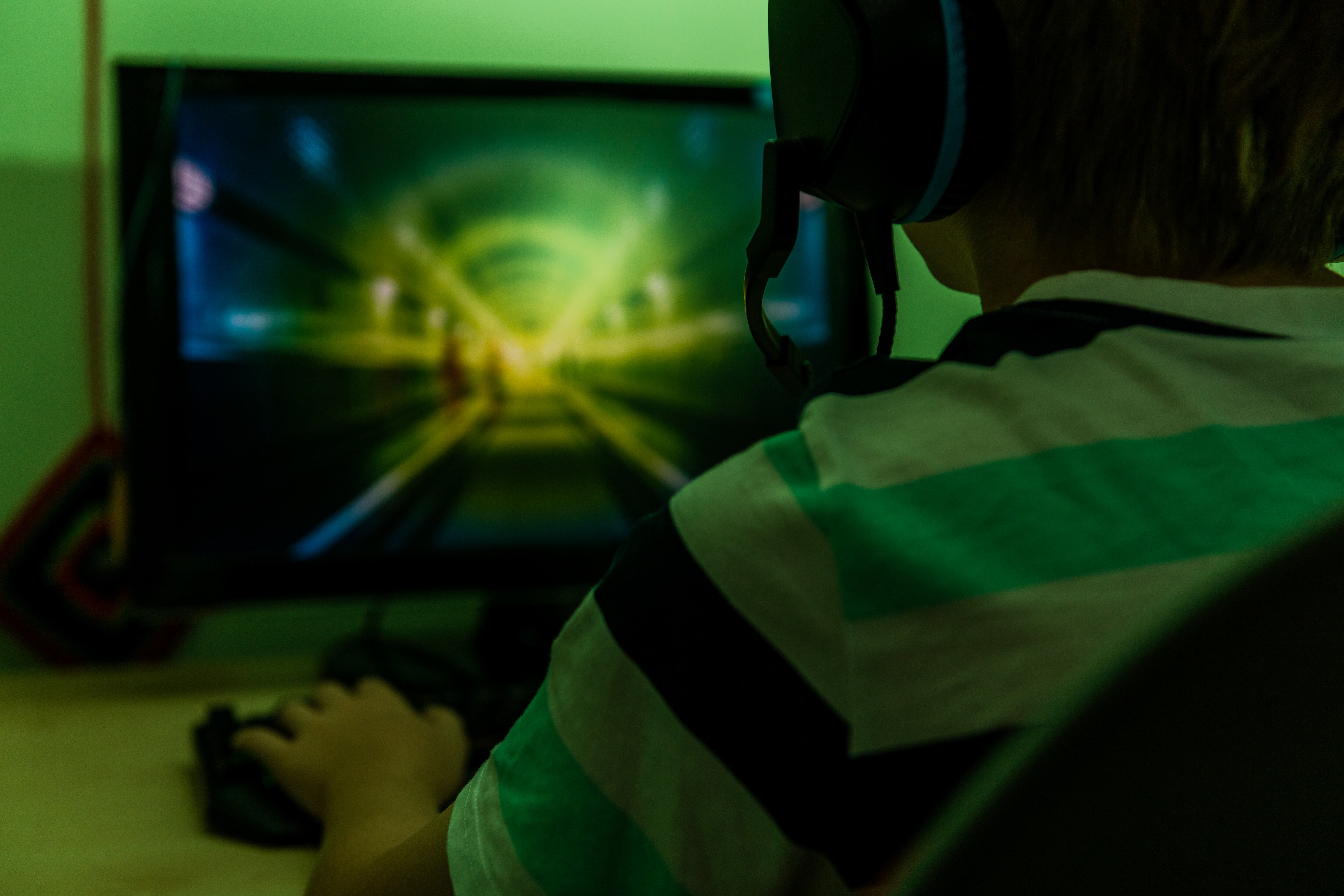 Persona jugando en computador (GettyImages)