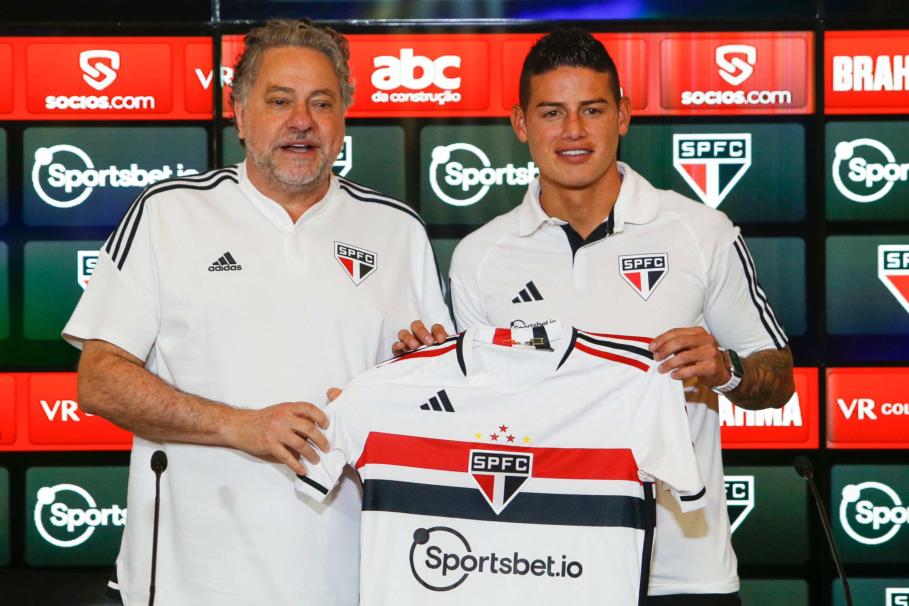 Julio Casares y James Rodríguez Sao Paulo (Photo by Miguel Schincariol / AFP via Getty Images)