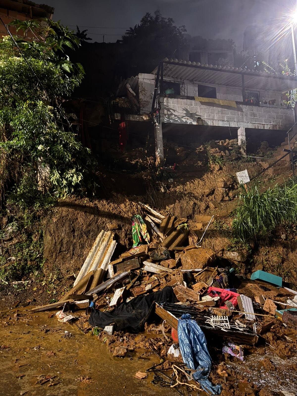 Emergencia por un deslizamiento en el sector Carambolas de Medellín. Foto: Alcaldía Distrital.
