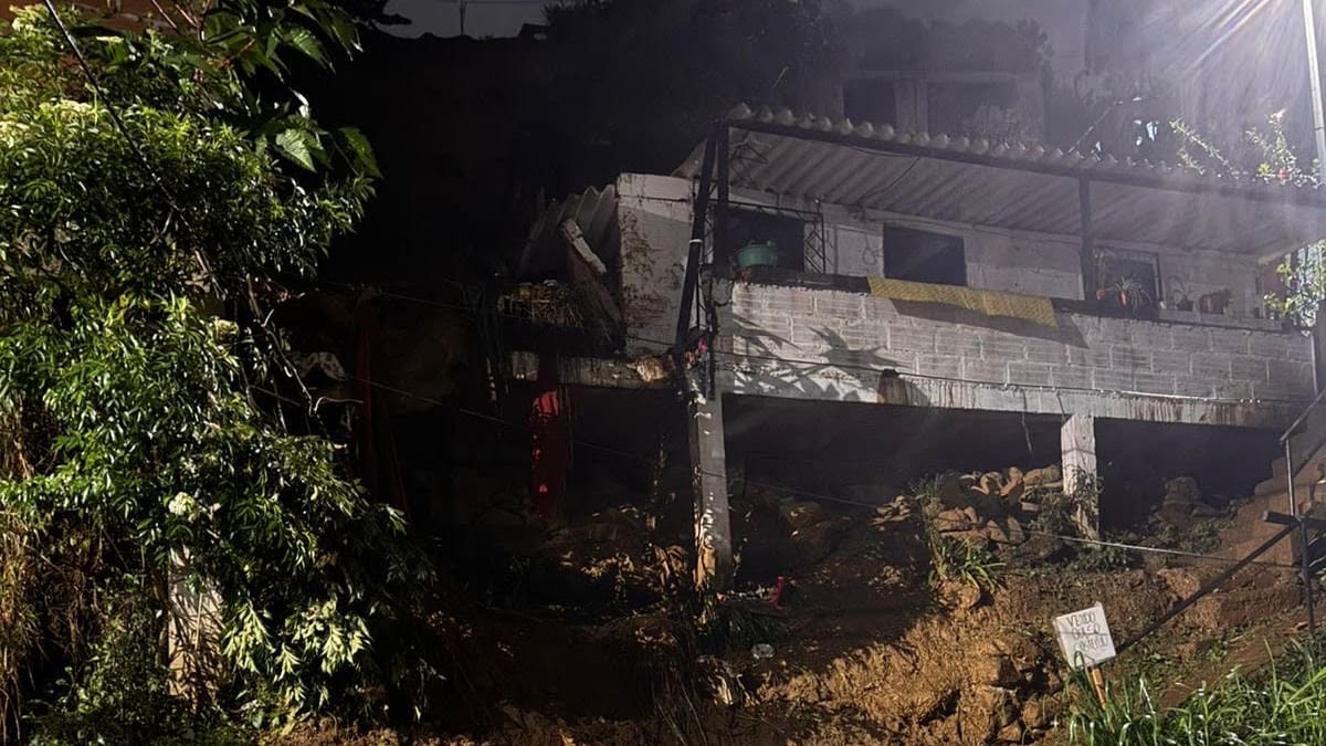 Dos muertos y cuatro heridos dejó un deslizamiento que cayó sobre dos viviendas en Medellín