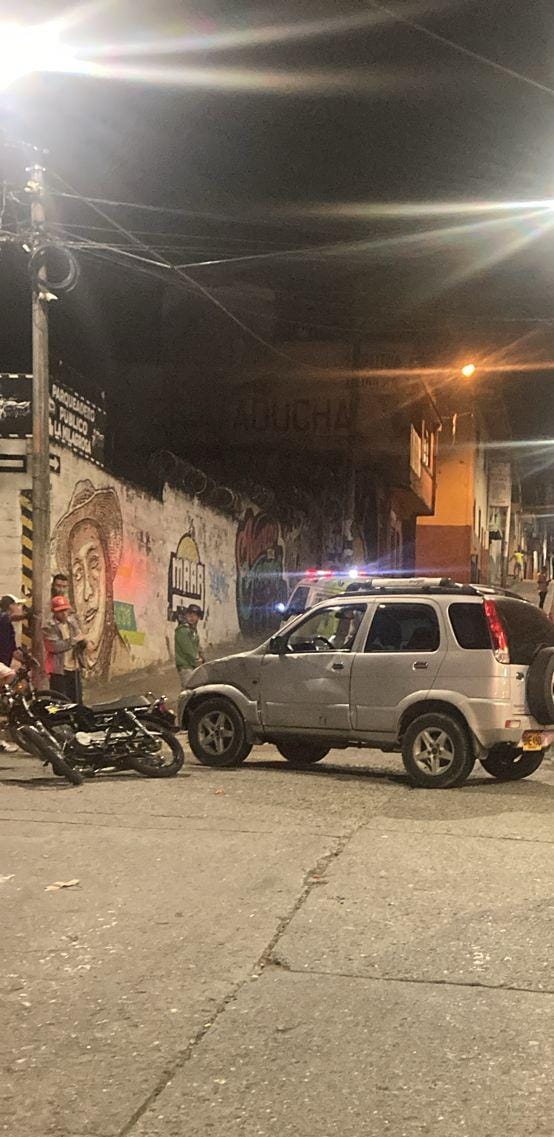 Choque entre una camioneta y una motocicleta cerca al centro de Manizales. Foto: Grupo de Búsqueda y Rescate (BYR).