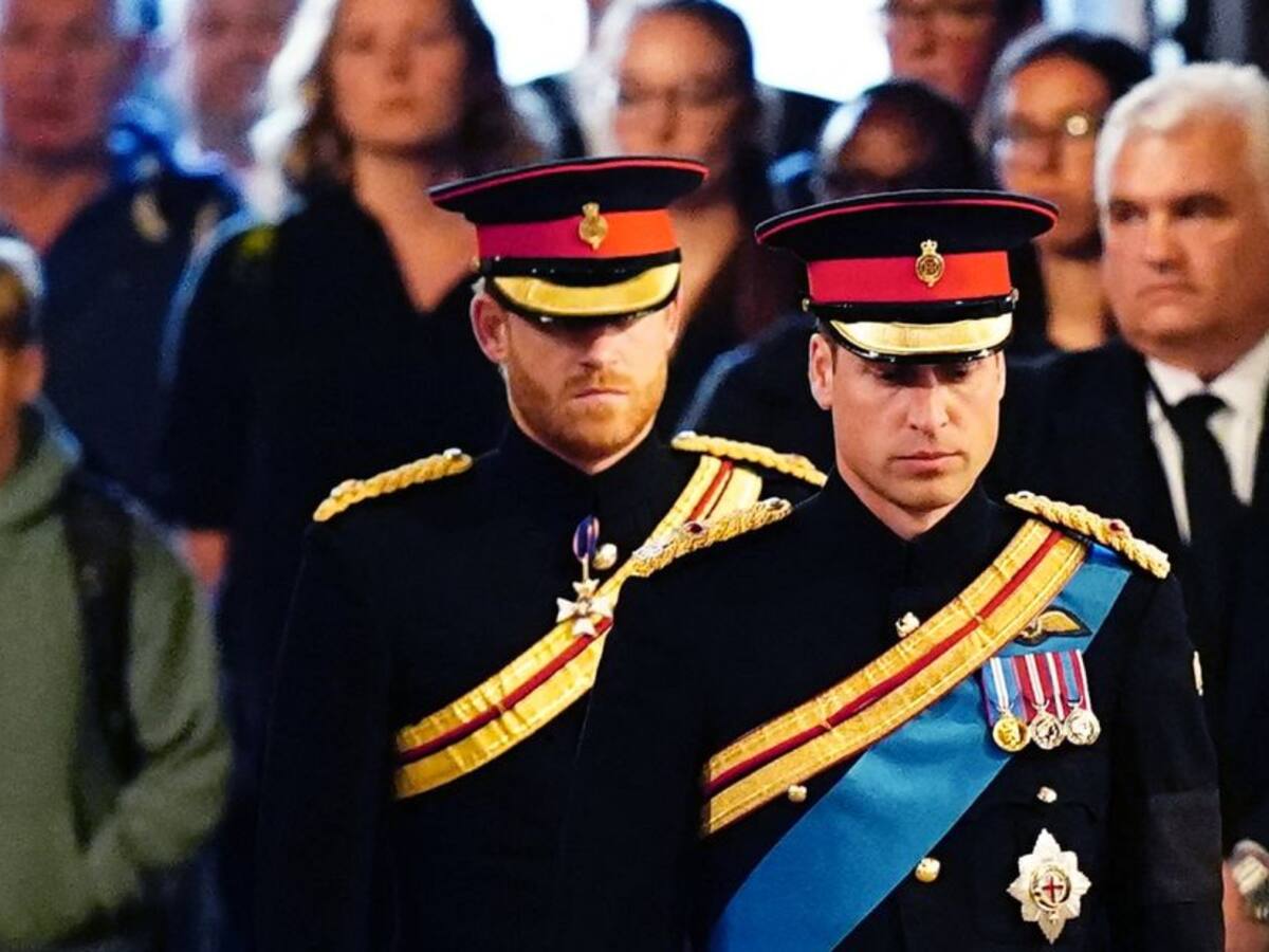 Los príncipes Guillermo y Enrique velan juntos el féretro de Isabel II