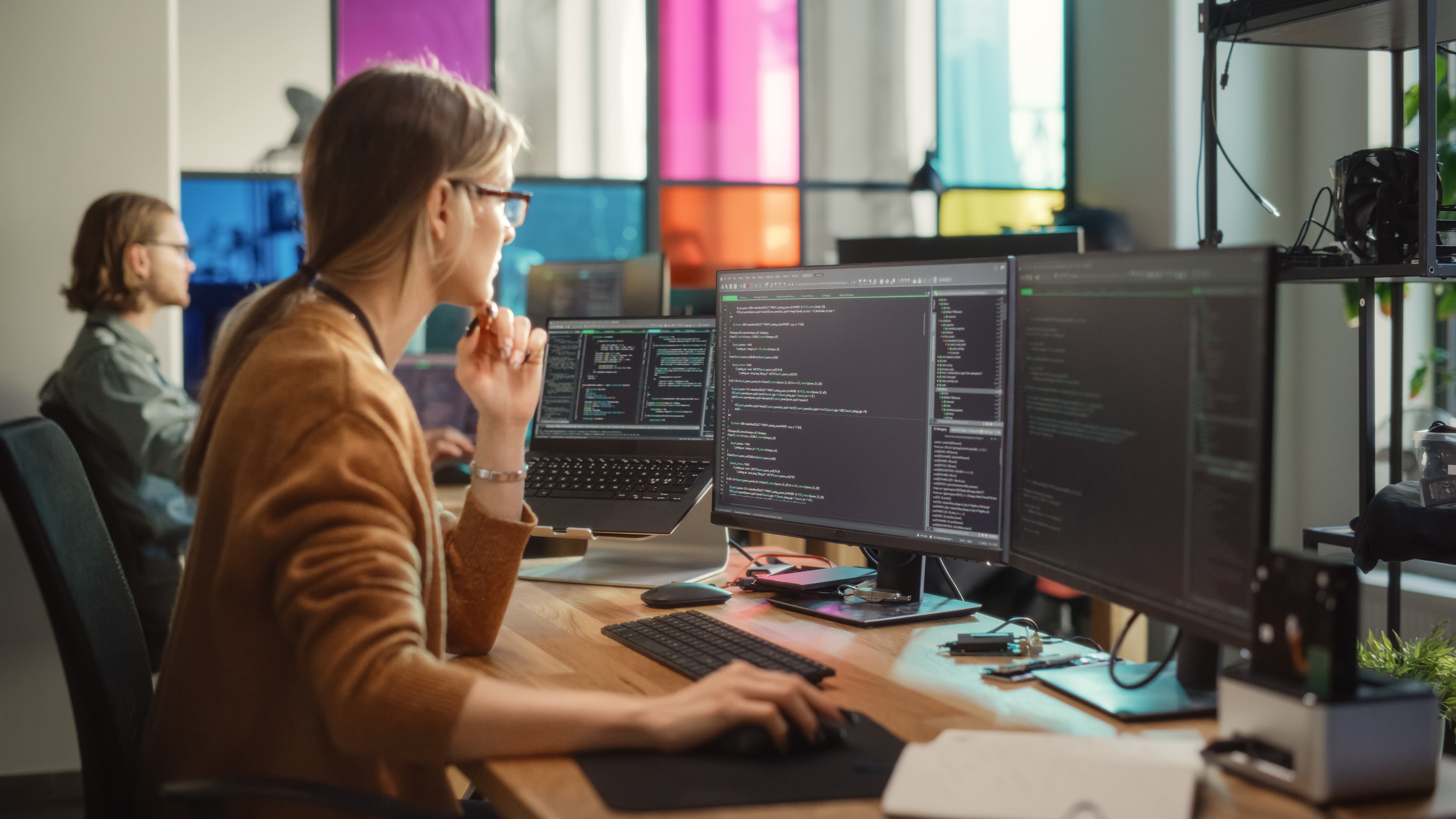Desarrollador de software trabajando en computador de escritorio con dos pantallas / Foto: GettyImages