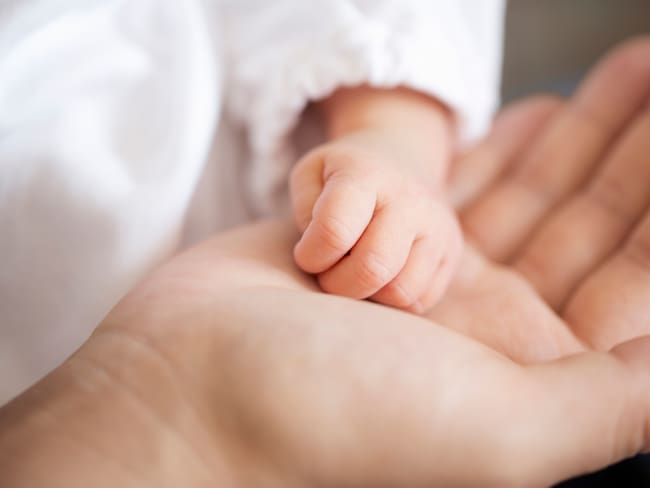 Imagen de referencia de mamá y bebé recién nacido.