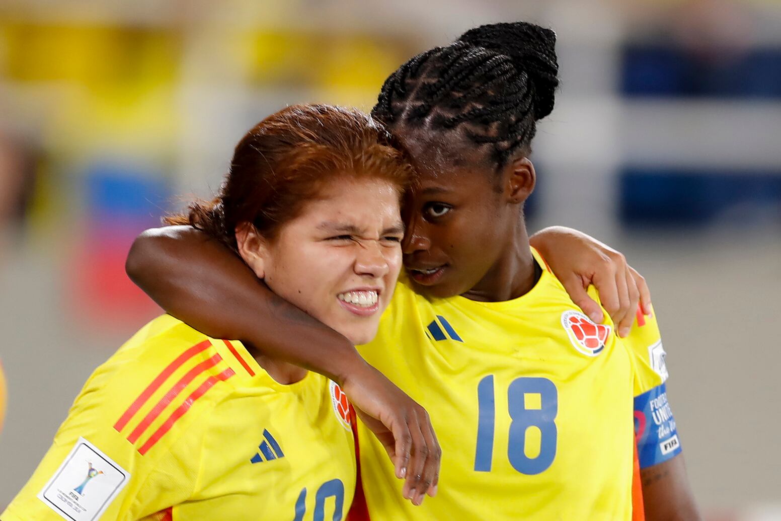 Linda Caicedo (d) de Colombia celebra un gol con Gabriela Rodríguez, en un partido de los octavos de final de la Copa Mundial Femenina sub-20 entre las selecciones de Colombia y Corea del Sur en el estadio Pascual Guerrero en Cali (Colombia). EFE/ Ernesto Guzmán Jr.
