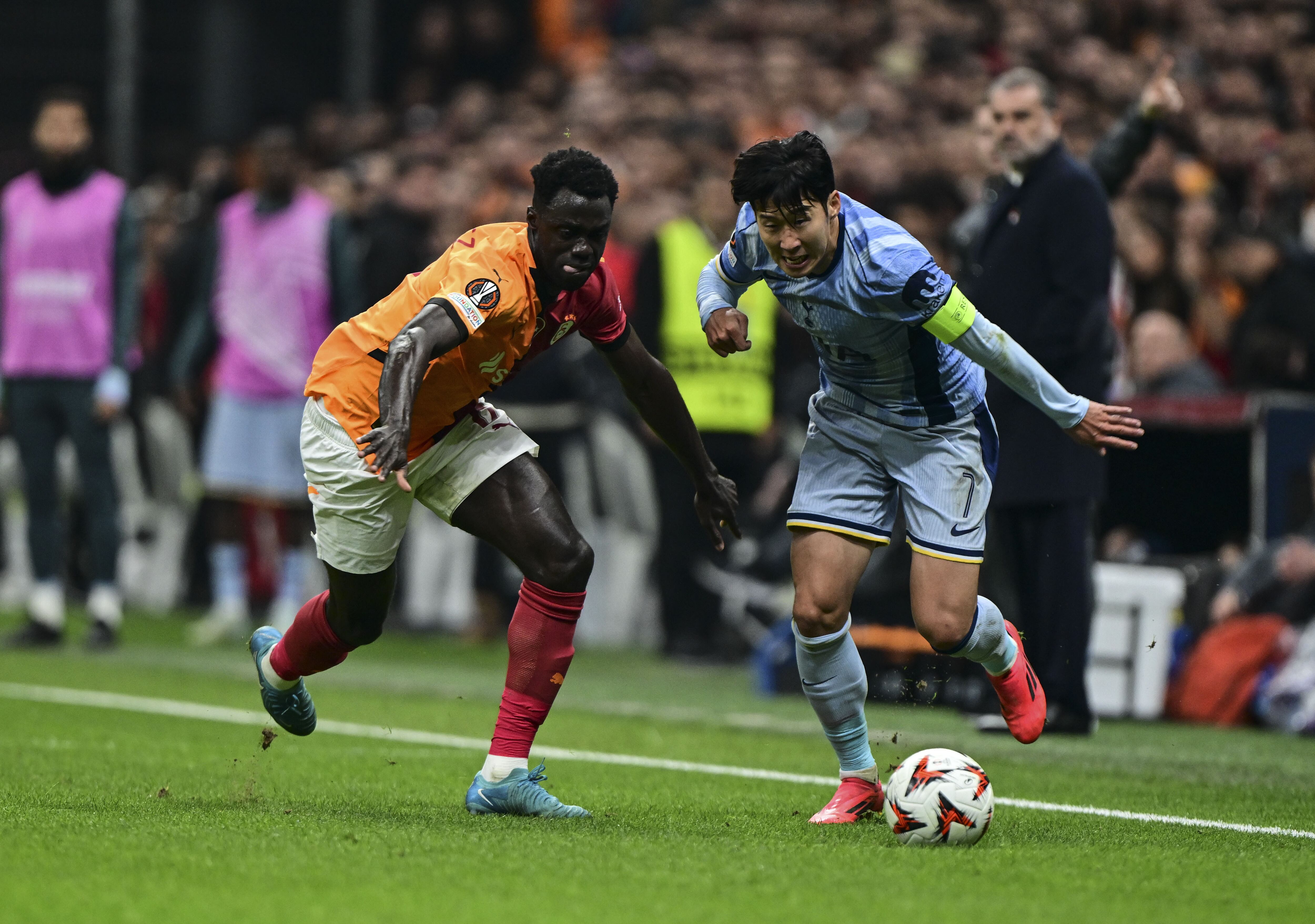 Dávinson Sánchez y Heung-Min Son. (Photo by Oguz Yeter/Anadolu via Getty Images)