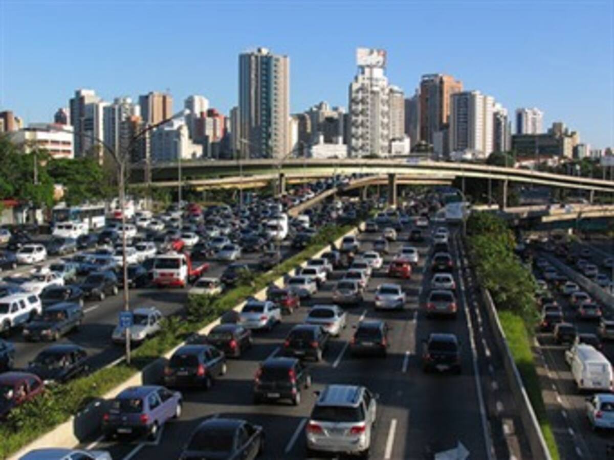 Más trancones y desvíos en Bogotá por demolición del puente del Concejo