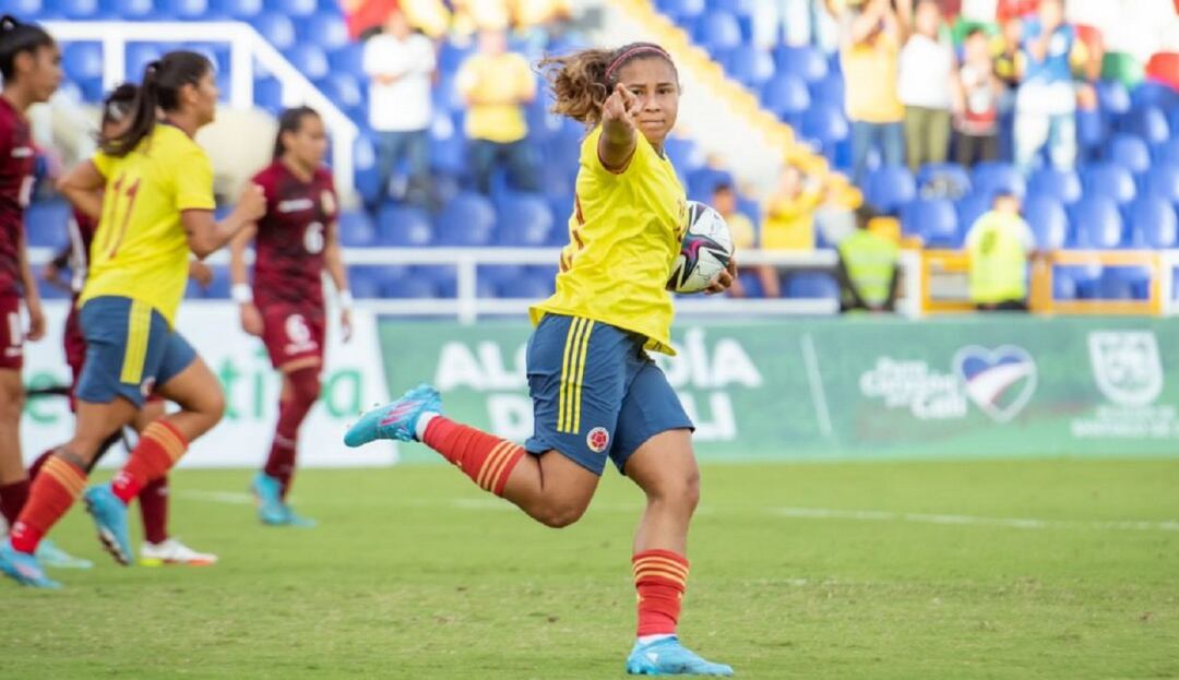 Leicy Santos festeja uno de los goles de Colombia en el empate ante Venezuela.
