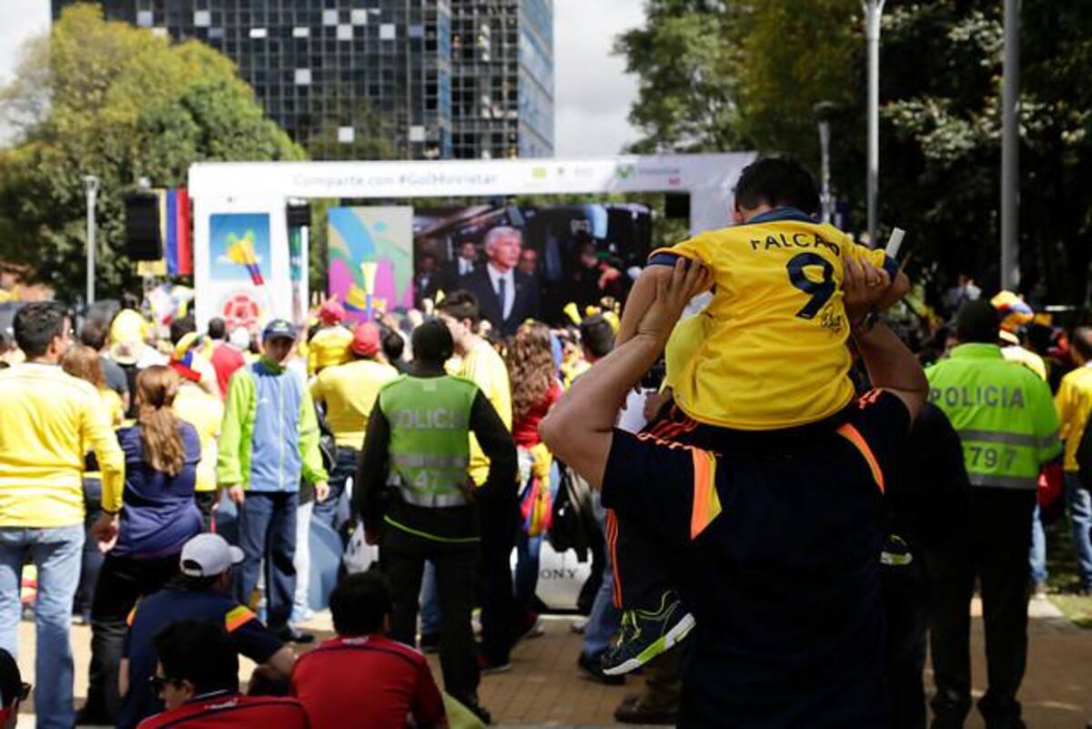 Millones de colombianos se acercan a las pantallas gigantes dispuestas en las principales ciudades del país.
