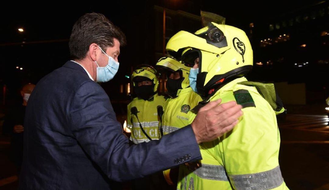 Ministro de Defensa, Diego Molano, en homenaje al patrullero asesinado en Bogotá.