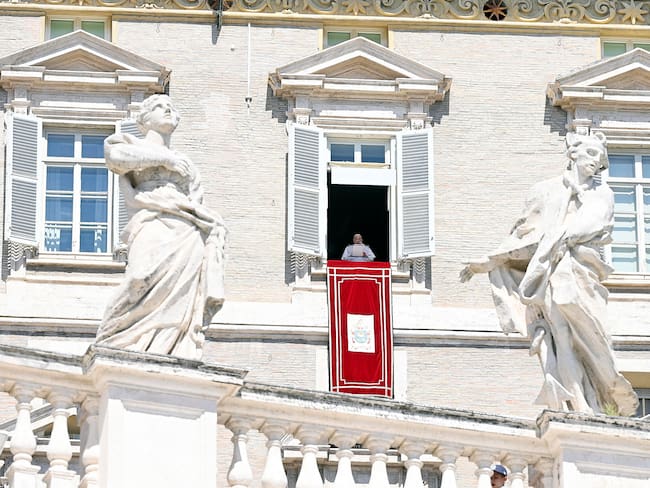 El Papa Francisco dirige la oración Regina Coeli desde la ventana de su oficina en la plaza de San Pedro en el Vaticano. EFE/RICCARDO ANTIMIANI