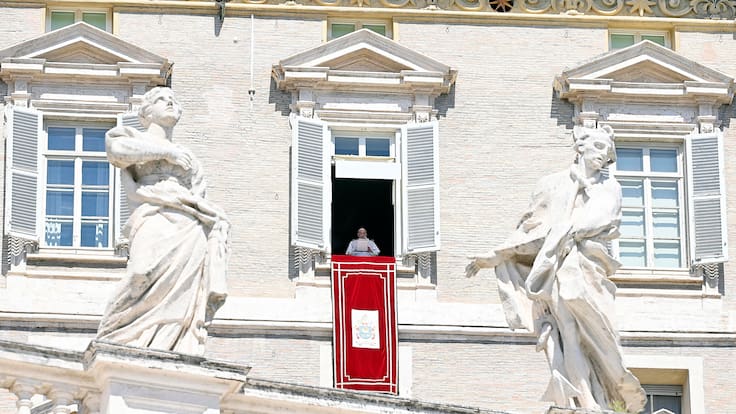 -FOTODELDÍA- CIUDAD DEL VATICANO, 07/04/2024.- El Papa Francisco dirige la oración Regina Coeli desde la ventana de su oficina en la plaza de San Pedro en el Vaticano. EFE/RICCARDO ANTIMIANI