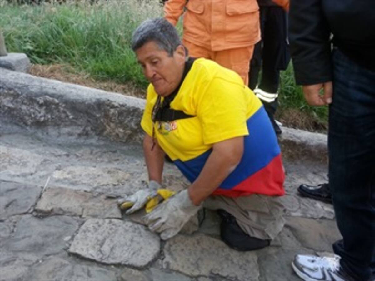 Un hombre sin piernas sube a Monserrate