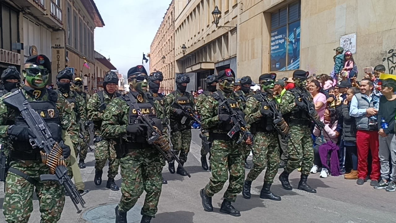 Más de 2.000 uniformados de la Policía y el Ejército hicieron parte del desfile militar en conmemoración al Día de la Independencia en Tunja, Boyacá / Foto: Caracol Radio.