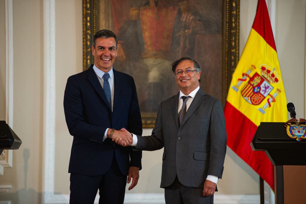 Petro y Pedro Sánchez. (Photo by Sebastian Barros/NurPhoto via Getty Images)