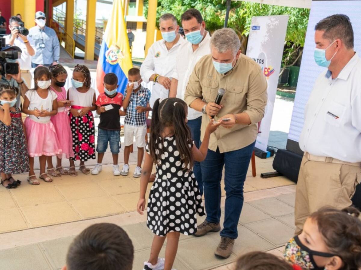 Albergar a 1.8 millones de migrantes venezolanos es un gesto de paz: Duque