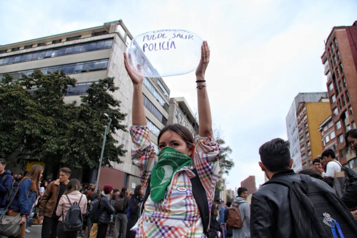 Joven feminista en contra de la policía.