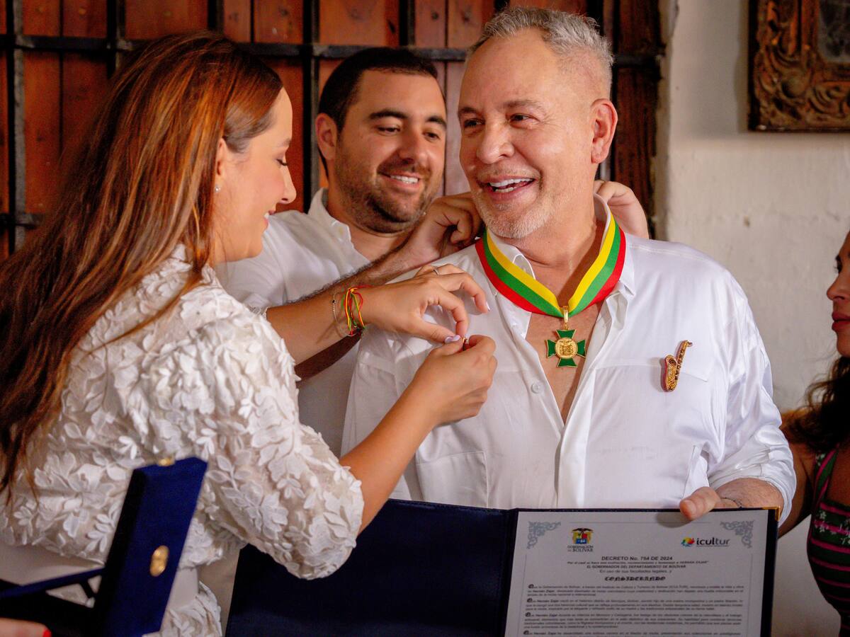 Entregan condecoración a Hernán Zajar en el marco del Festival de Jazz de Mompox
