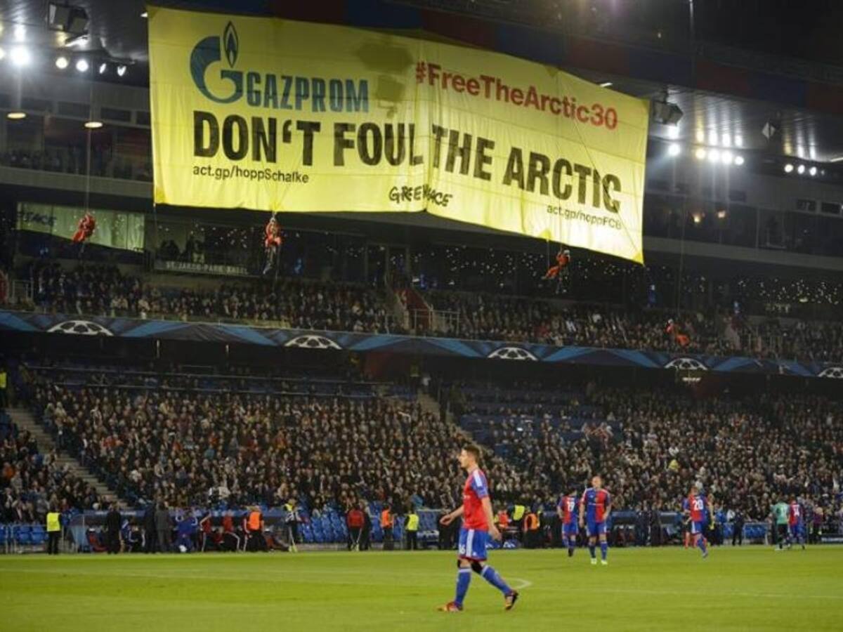 Greenpeace protestó desde la tribuna en el juego entre Basilea y Shalke 04
