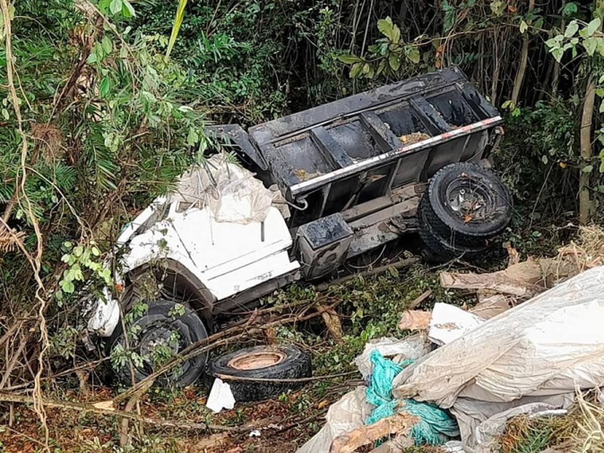 Un herido dejó volcamiento de una volqueta en la Variante Mamonal – Gambote