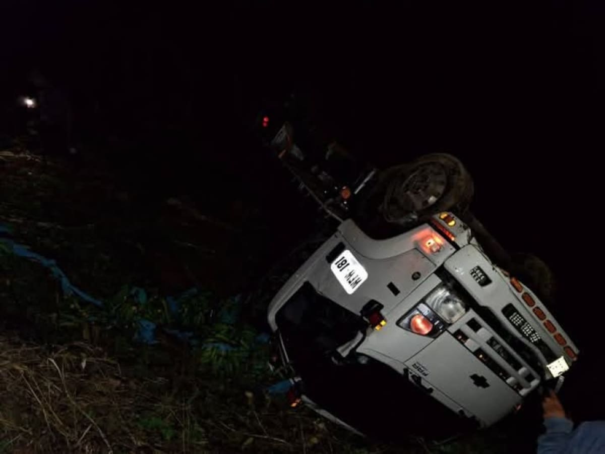 Camión rodo cerca de 10 metros por una ladera en la vía Risaralda- San José Caldas