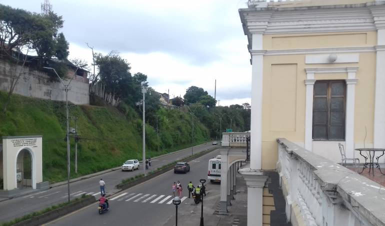 Todos los días a 5:45, 6:48, 7:48 y 8:45 a.m. escuche la información local en Caracol Radio.