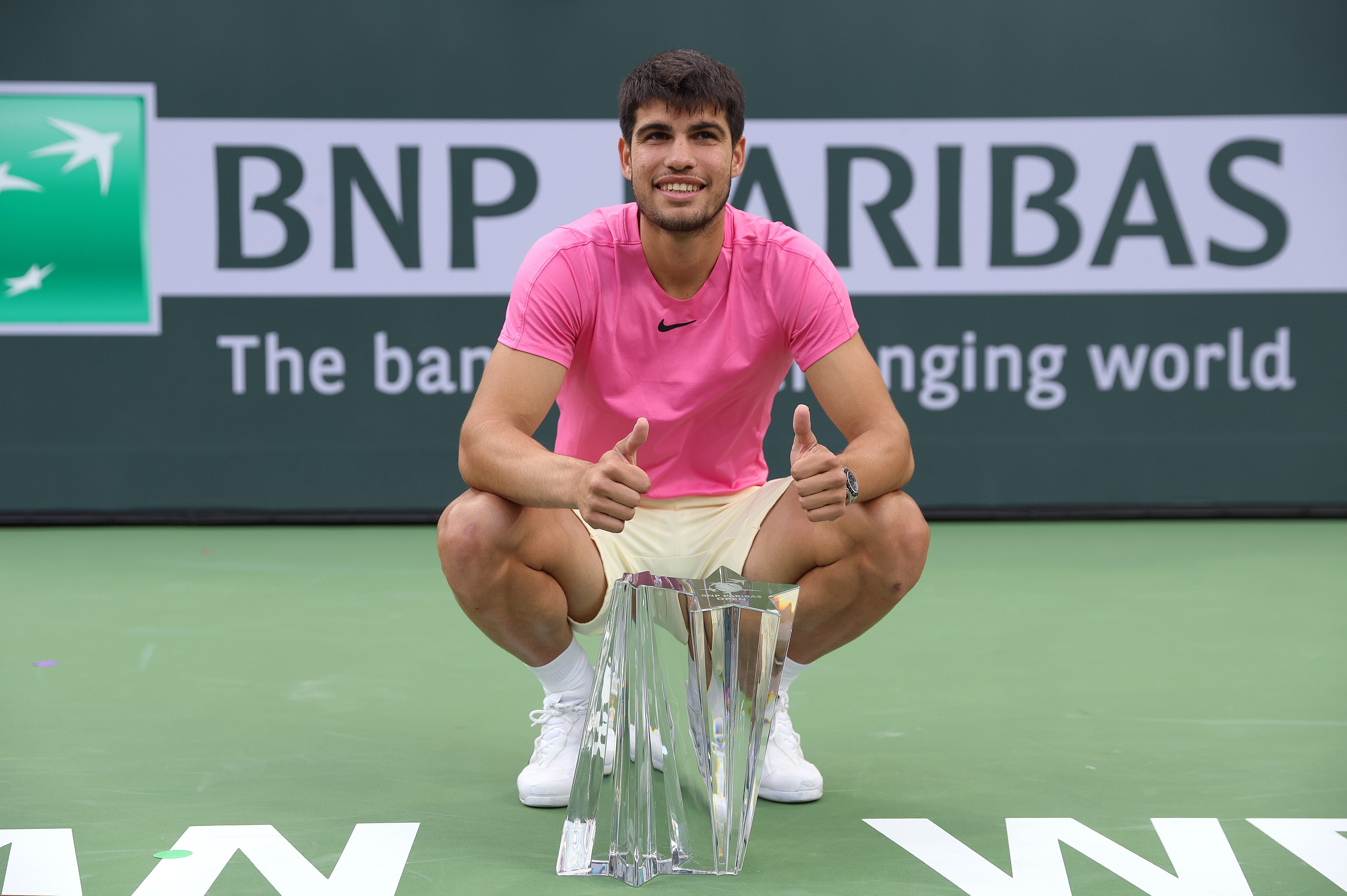 INDIAN WELLS, CALIFORNIA - 19 DE MARZO: Carlos Alcaraz de España con el trofeo de ganadores después de derrotar a Daniil Medvedev en la final durante el BNP Paribas Open el 19 de marzo de 2023 en Indian Wells, California. (Foto de Julian Finney/Getty Images)