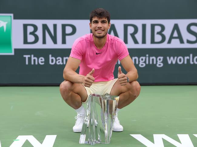 INDIAN WELLS, CALIFORNIA - 19 DE MARZO: Carlos Alcaraz de España con el trofeo de ganadores después de derrotar a Daniil Medvedev en la final durante el BNP Paribas Open el 19 de marzo de 2023 en Indian Wells, California. (Foto de Julian Finney/Getty Images)