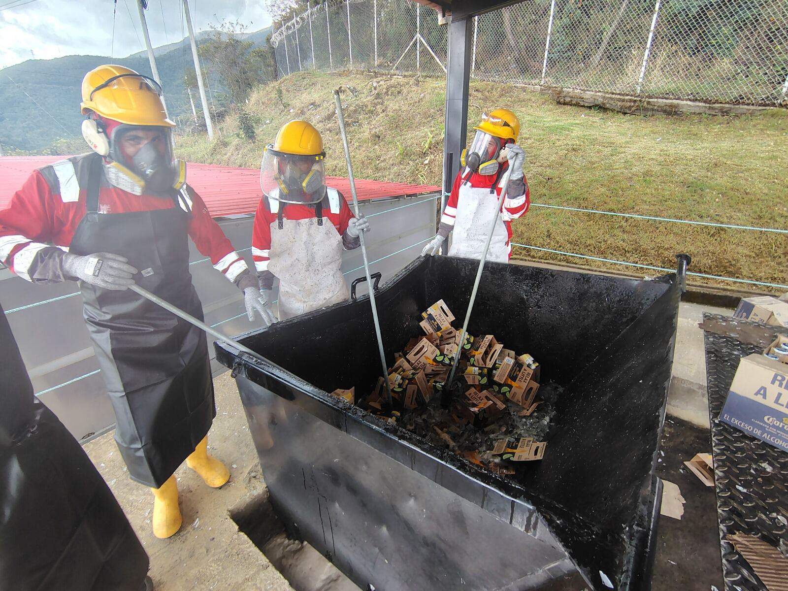 Destrucción de licor de contrabando. Foto: Gobernación de Nariño.