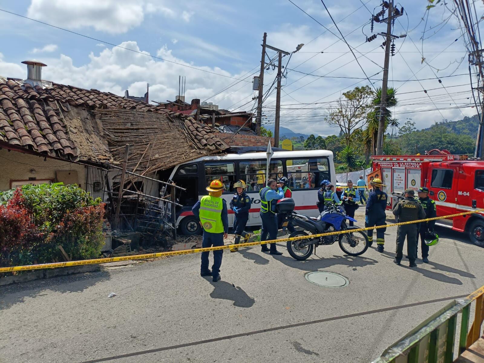 El bus se habría quedado sin frenos cuando chocó contra una vivienda en La Estrella. Foto: Cortesía.